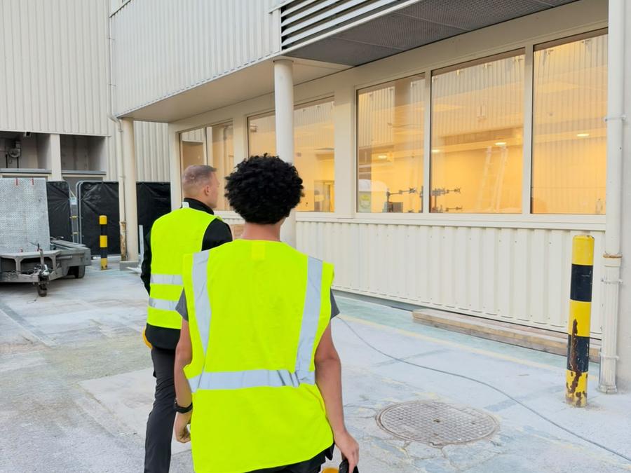 Équipe GomaClean arrivant sur un site industriel