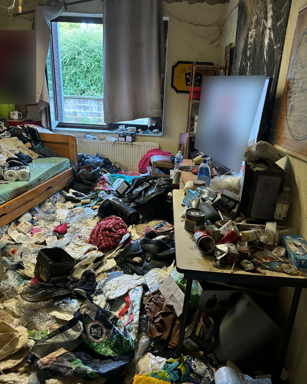 Chambre encombrée et sale : avant